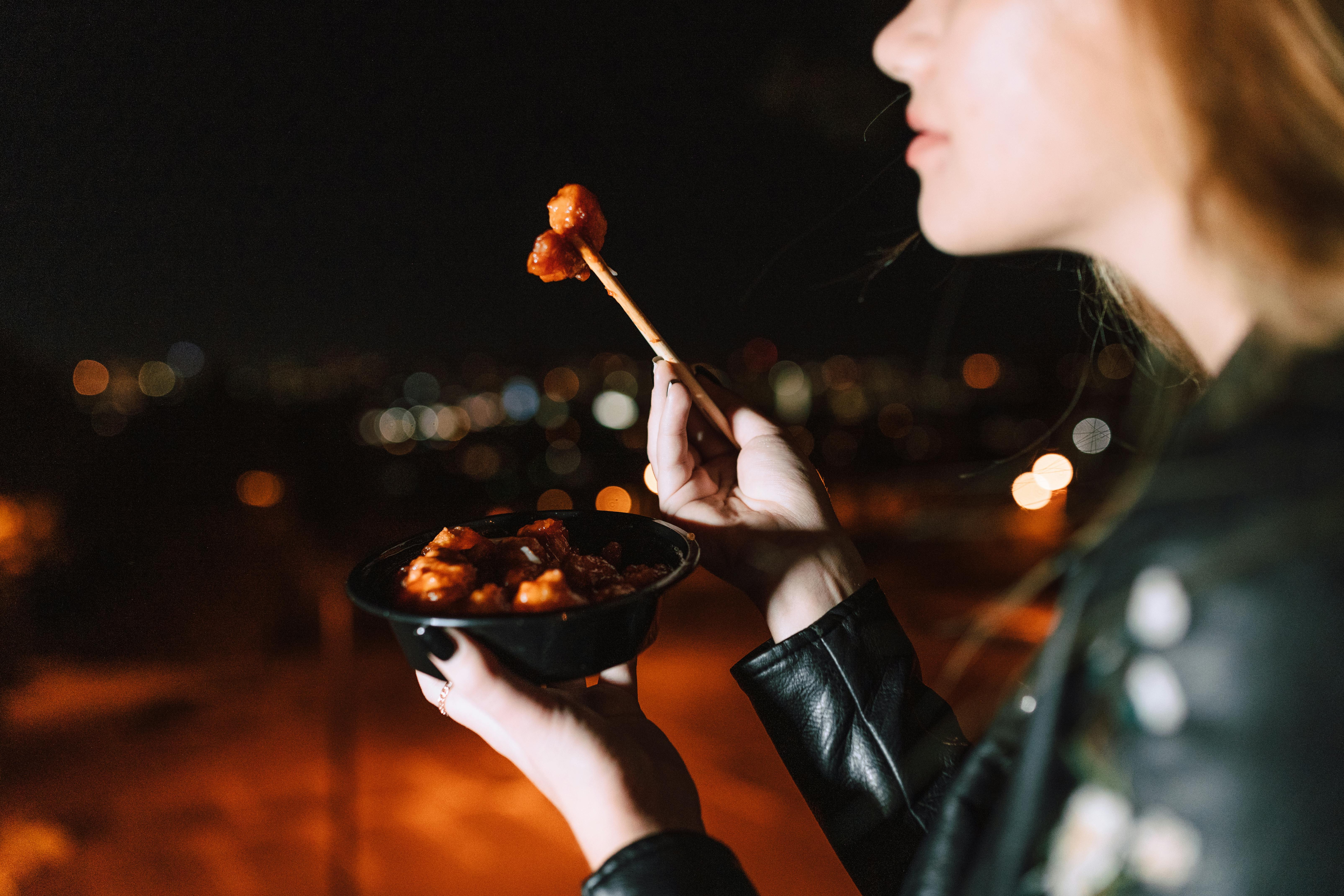 Does Eating Spicy Food During Pregnancy Affect the Baby? (Heartburn & Safety Myths)